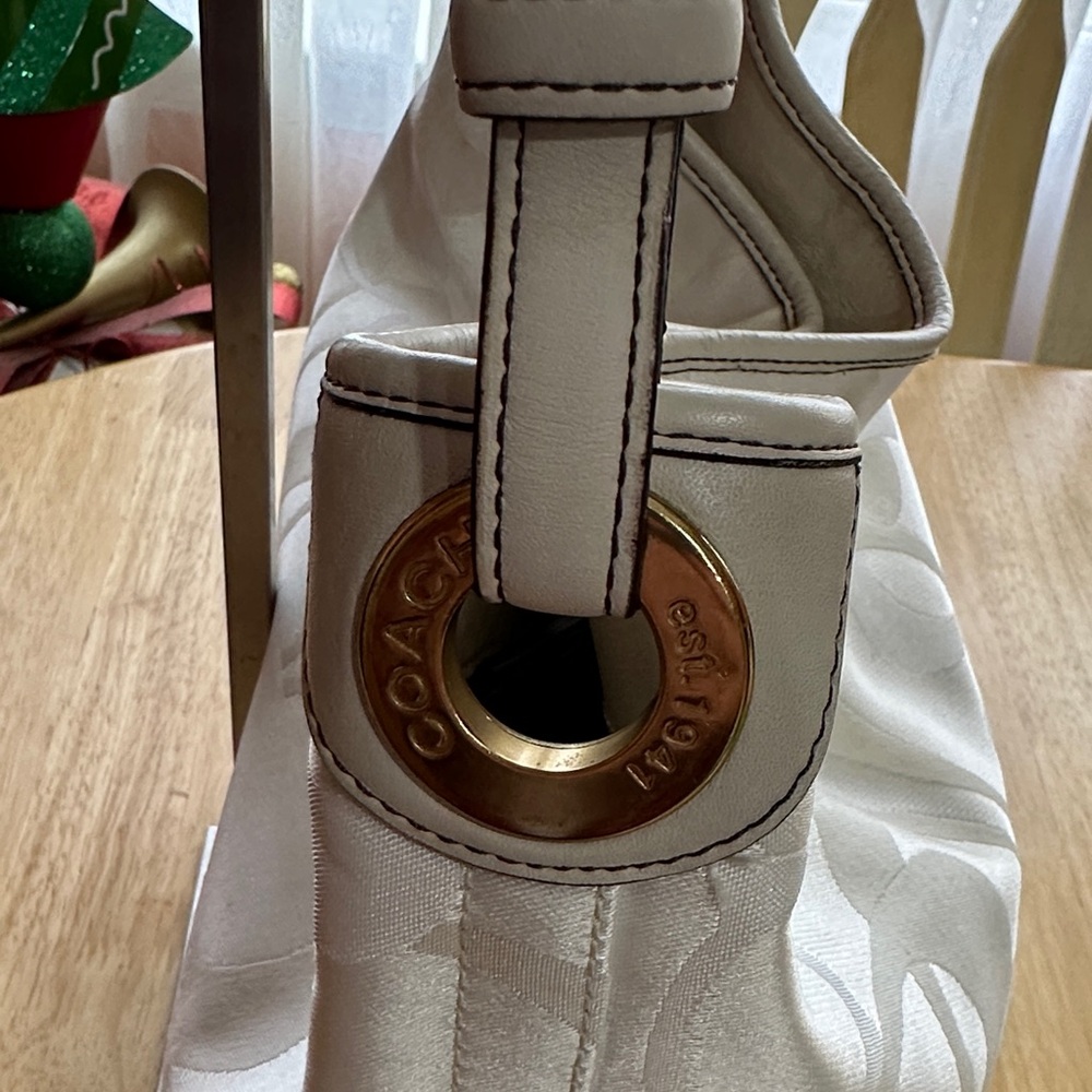Coach 2006 Cream Designer Hobo Bag Like New - Picture 7 of 14